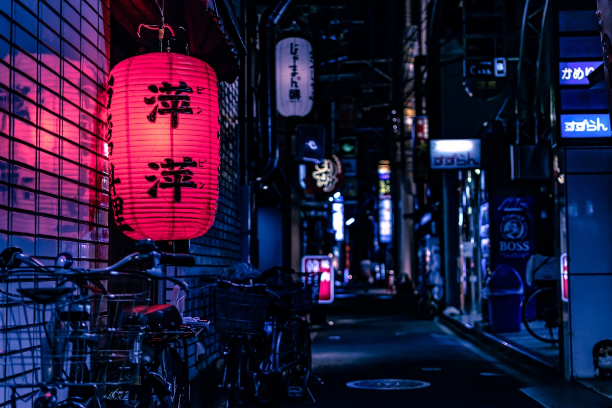 中国の若者・上海の街並み